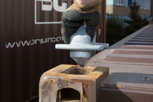 Stacking Cone zur vorrübergehenden horizontalen Absicherung von Containern