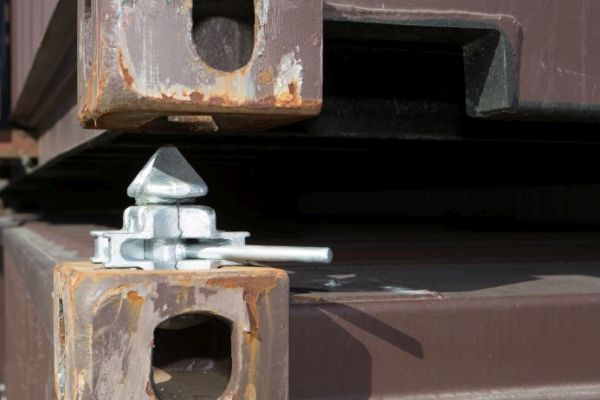 Twistlock Montage zur horizontalen Containersicherung