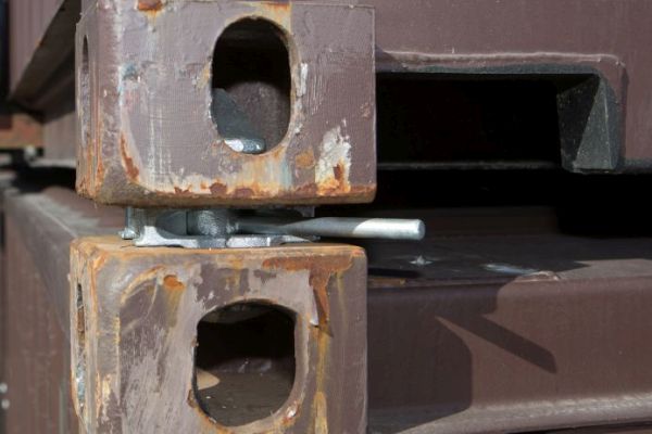 Twistlock sichert zwei Container mit Corner Castings