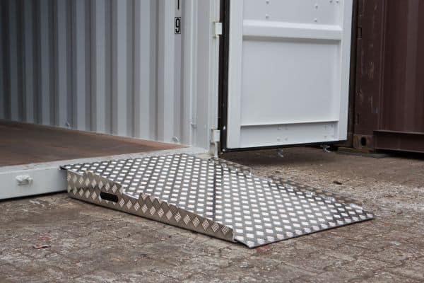 Containerzubehör: Rampe am geöffneten Container