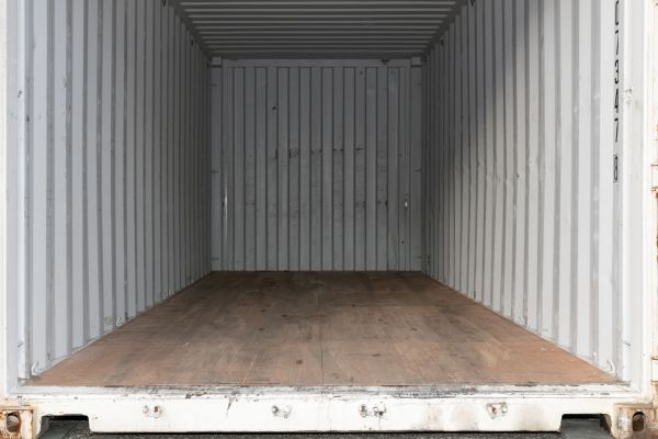Junge gebrauchte Container Innenansicht