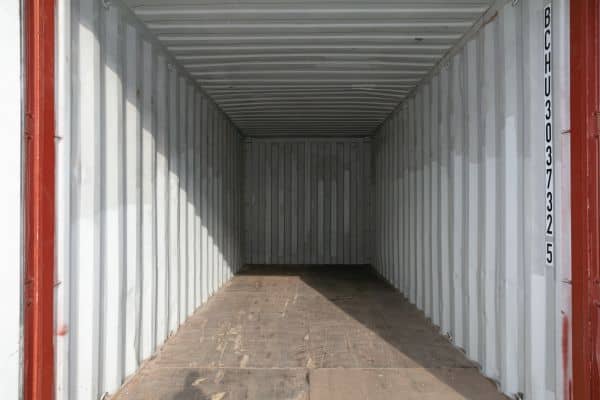 Überlackierte gebrauchte Container Innenansicht