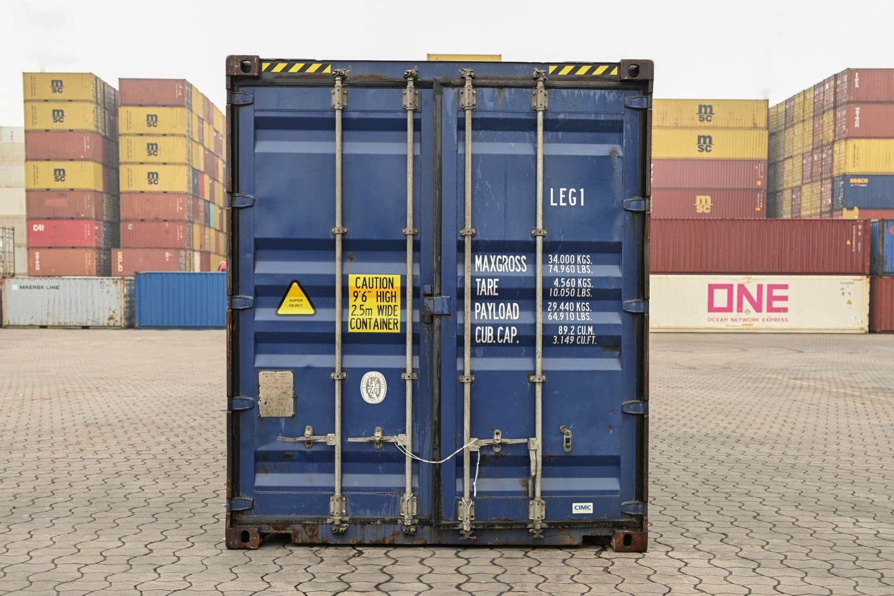 Ein blauer 45 Fuß Container in Frontalansicht