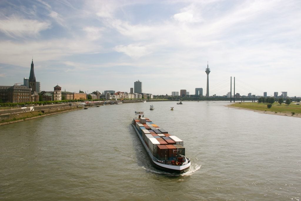 Container in Düsseldorf 2 Frachtschiff mit Seecontainern in Düsseldorf