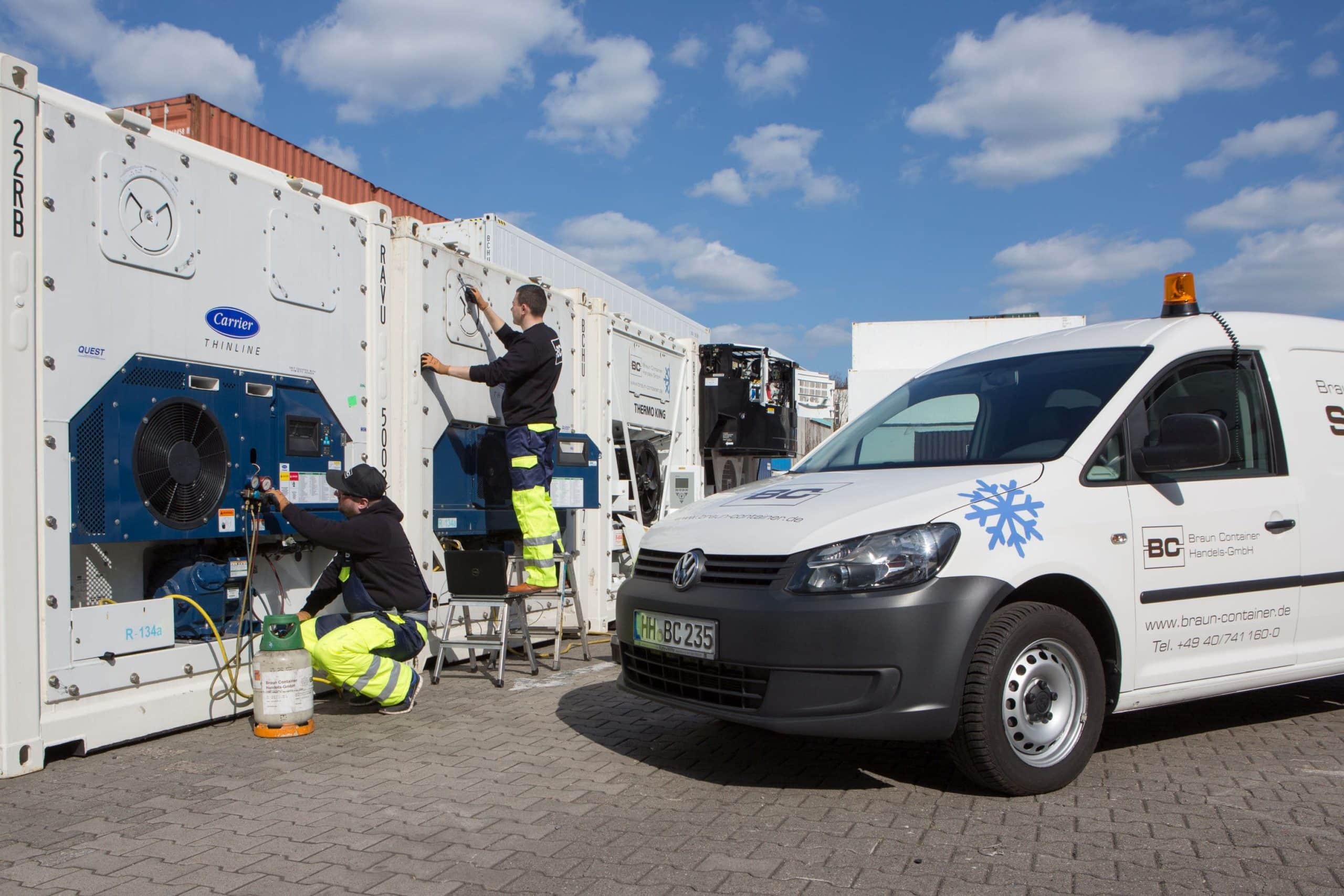 Kühlcontainer Reparatur und Wartung 2 Kühlcontainer wird von zwei Mitarbeitern von Braun Container gewartet